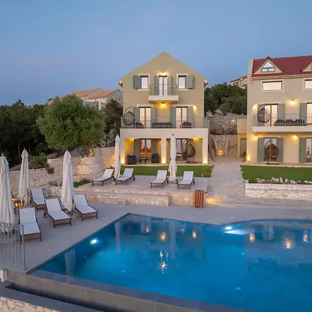 アパートホテル Hellosummer Boutique Suites,near Fiscardo! 4*